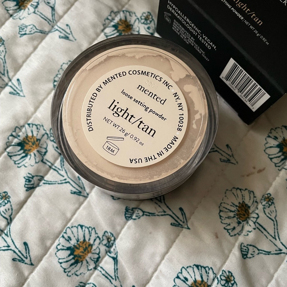 Mented face powder